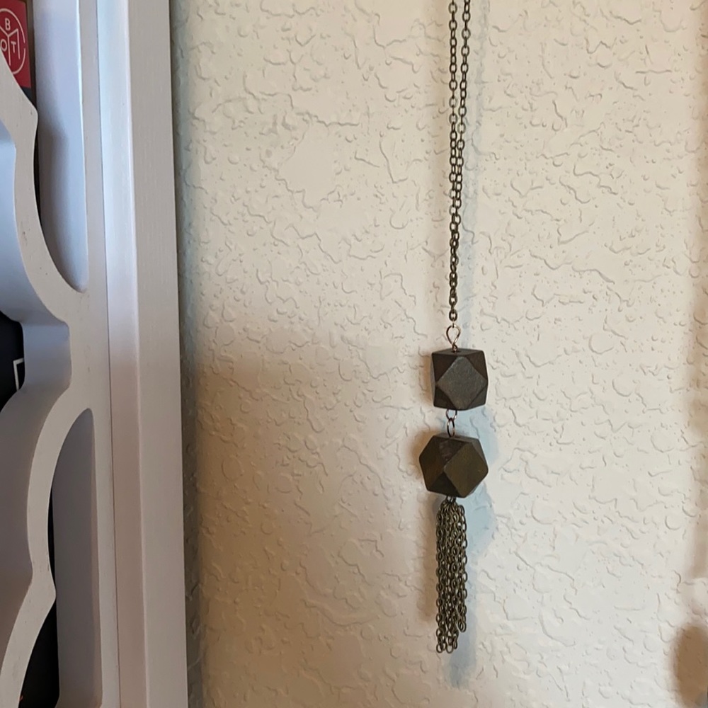 Long necklace with brown wood design
